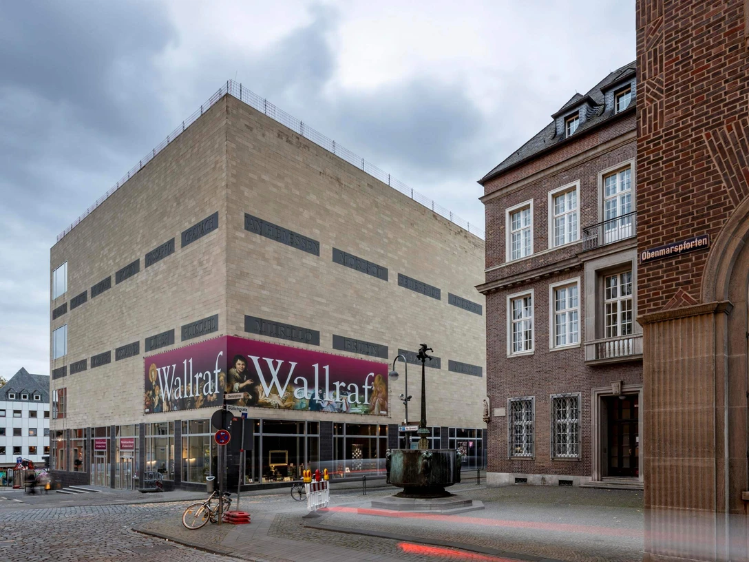 Wallraf Richartz Museum Außenansicht des Wallraf-Richartz-Museums in Köln bei bewölktem Himmel.Exterior view of the Wallraf-Richartz-Museum in Cologne under a cloudy sky.