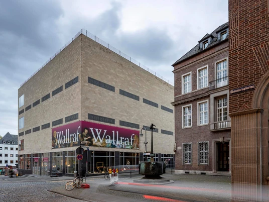Wallraf Richartz Museum Außenansicht des Wallraf-Richartz-Museums in Köln bei bewölktem Himmel.Exterior view of the Wallraf-Richartz-Museum in Cologne under a cloudy sky.