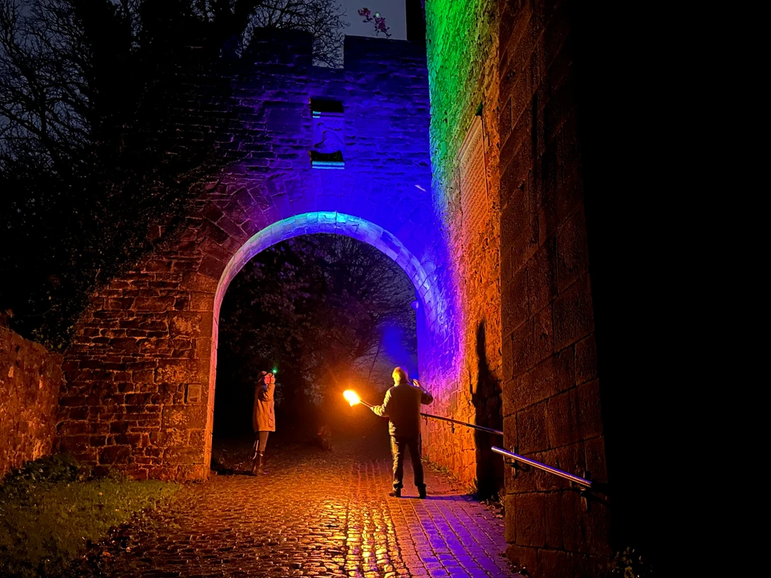 Burgführung mit der Taschenlampe an der Schaumburg am Torbogen Burgführung mit der Taschenlampe an der Schaumburg am Torbogen