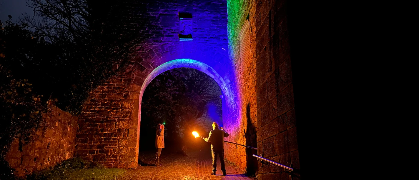 Burgführung mit der Taschenlampe an der Schaumburg am Torbogen Burgführung mit der Taschenlampe an der Schaumburg am Torbogen