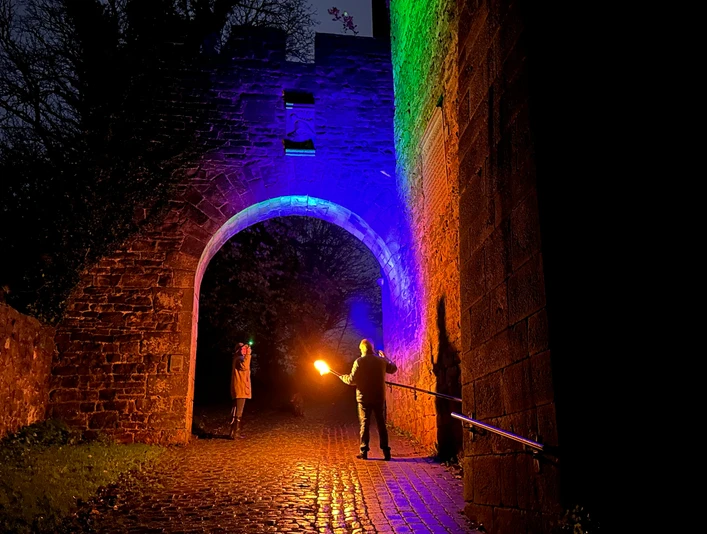 Burgführung mit der Taschenlampe an der Schaumburg am Torbogen Burgführung mit der Taschenlampe an der Schaumburg am Torbogen
