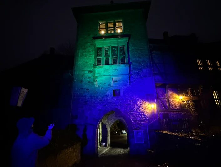 Burgführung mit der Taschenlampe an der Schaumburg am Turmzimmer Burgführung mit der Taschenlampe an der Schaumburg am Turmzimmer