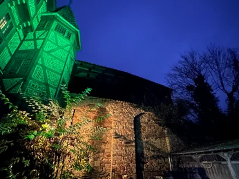 Burgführung mit der Taschenlampe an der Schaumburg am Erker Burgführung mit der Taschenlampe an der Schaumburg am Erker