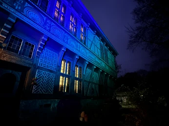 Burgführung mit der Taschenlampe an der Schaumburg am Torhaus Burgführung mit der Taschenlampe an der Schaumburg am Torhaus