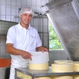 Franz Renggli bei der Herstellung von Käse