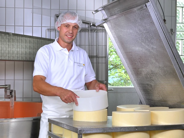 Franz Renggli bei der Herstellung von Käse