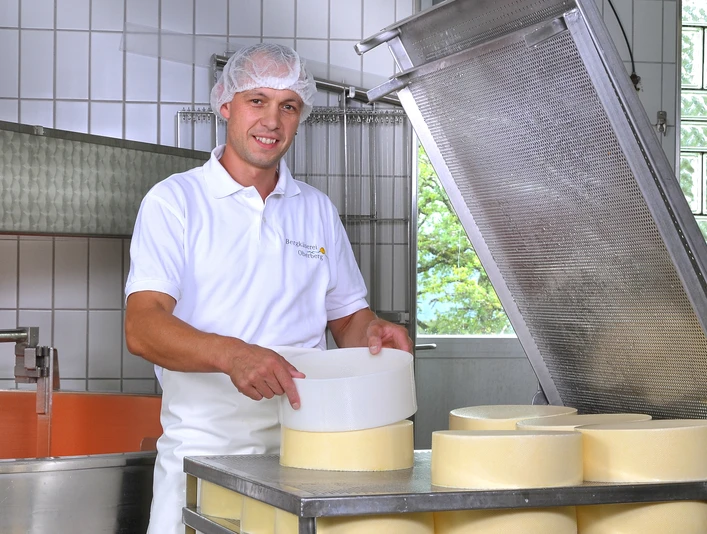Franz Renggli bei der Herstellung von Käse