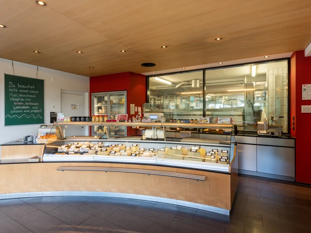 Le magasin de fromages est moderne et accueillant