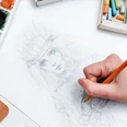 Zeichen-Workshop Eine Hand zeichnet mit einem Bleistift ein detailliertes Porträt auf einem weißen Blatt Papier.