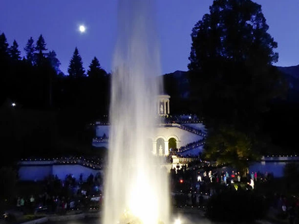 König Ludwig Nacht im Schloss Linderhof Beleuchtete Fontäne im Park von Schloss Linderhof bei Nacht mit Mondschein