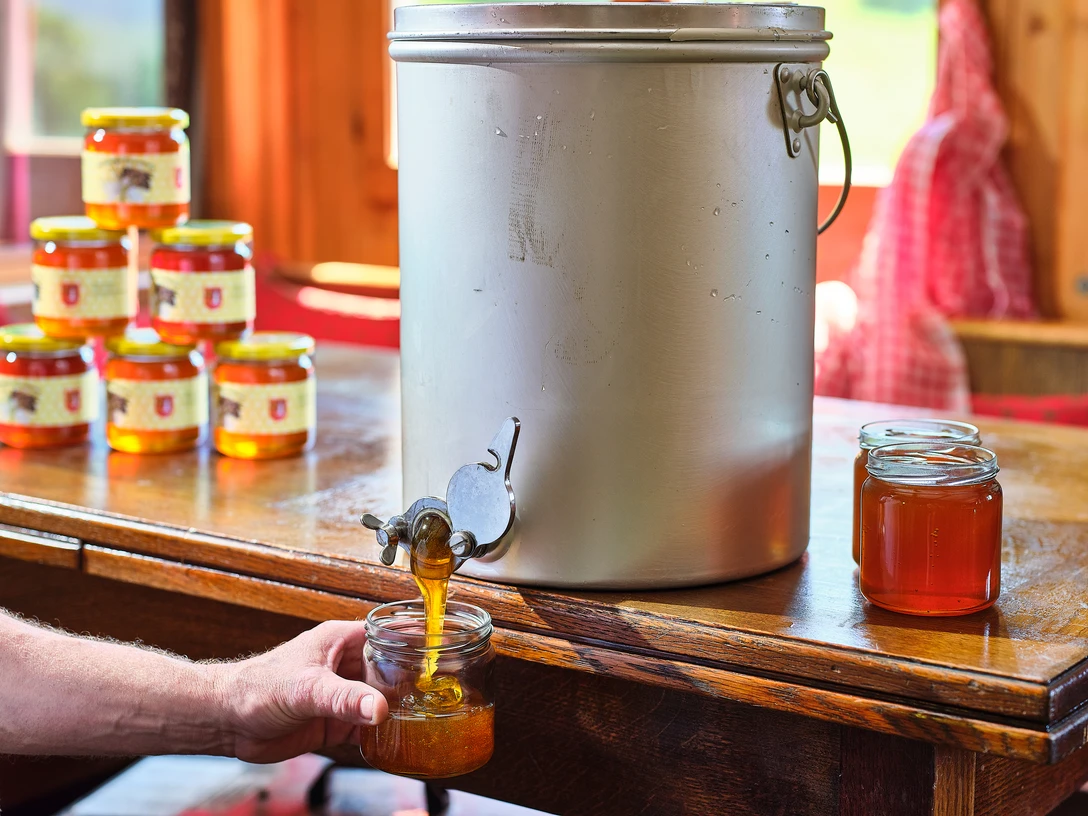 Regionalprodukte_Entlebucher Honig_Abfüllen_Entlebuch_hurrah.ch (5).jpg