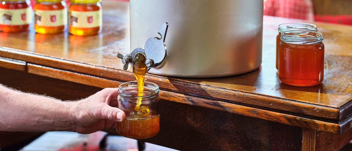 Regionalprodukte_Entlebucher Honig_Abfüllen_Entlebuch_hurrah.ch (5).jpg