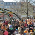 Fröhliches Familienfest: Der Peiner Osterbrunnen erstrahlt in buntem Schmuck! Osterbrunnen auf dem Marktplatz in Peine mit FamilienEaster fountain on the market square in Peine with familiesPåskefontæne på markedspladsen i Peine med familierPaasfontein op het marktplein in Peine met families