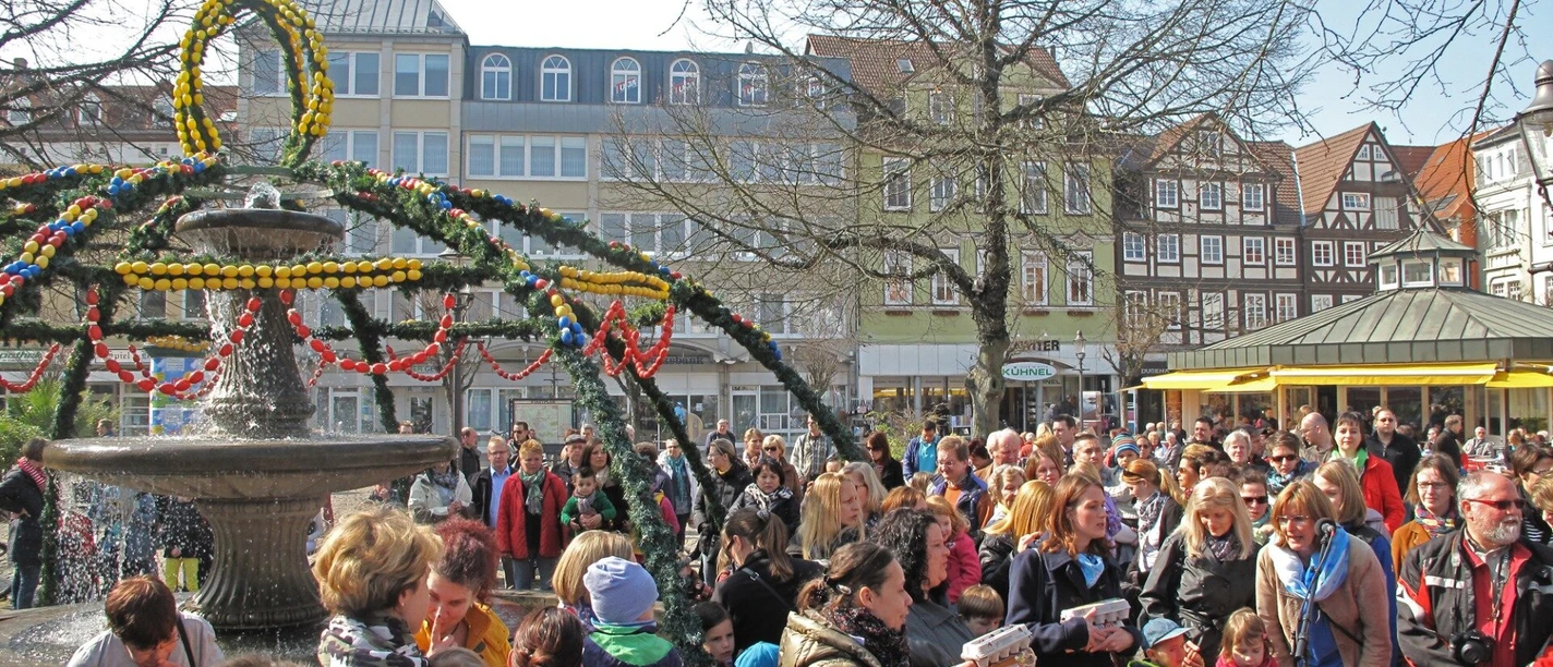 Fröhliches Familienfest: Der Peiner Osterbrunnen erstrahlt in buntem Schmuck! Osterbrunnen auf dem Marktplatz in Peine mit Familien