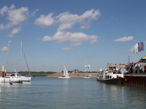 Zwenkau Hafen mit Fahrgastschiff