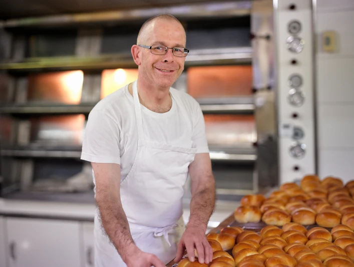 Urs Lötscher in der Backstube