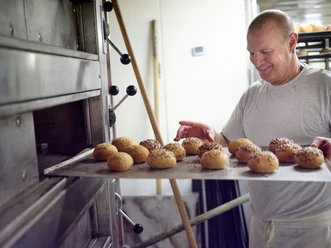 Hans Emmenegger dans la boulangerie