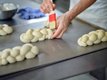 Frisch mit Eigelb bestrichen und bereit für den Ofen