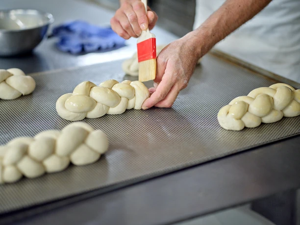 Frisch mit Eigelb bestrichen und bereit für den Ofen