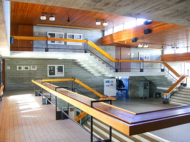 Das Schulgebäude bietet grosszügige Räumlichkeiten