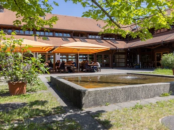 Die schöne Aussenanlage lädt zum Verweilen ein