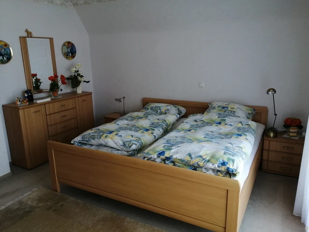 01_Zimmer_1_Einzelbett.jpg