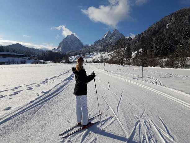 Langlaufen mit Blick auf die Mythen