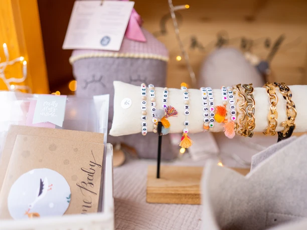 Ein Kreativmarktstand auf dem Monheimer Martinsmarkt Handgefertigte Schmuckarmbänder und Karten mit liebevollen Designs auf einem Kreativmarktstand.