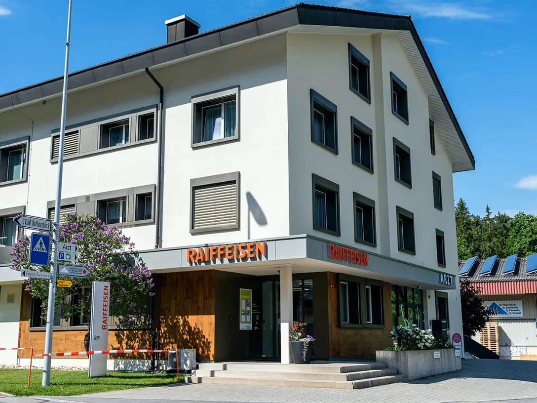 Die Raiffeisenbank am Standort in Flühli