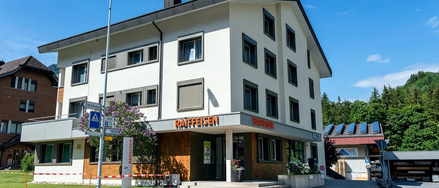 Die Raiffeisenbank am Standort in Flühli