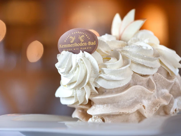 Das Kemmeriboden-Bad ist bekannt für seine feinen Merängge