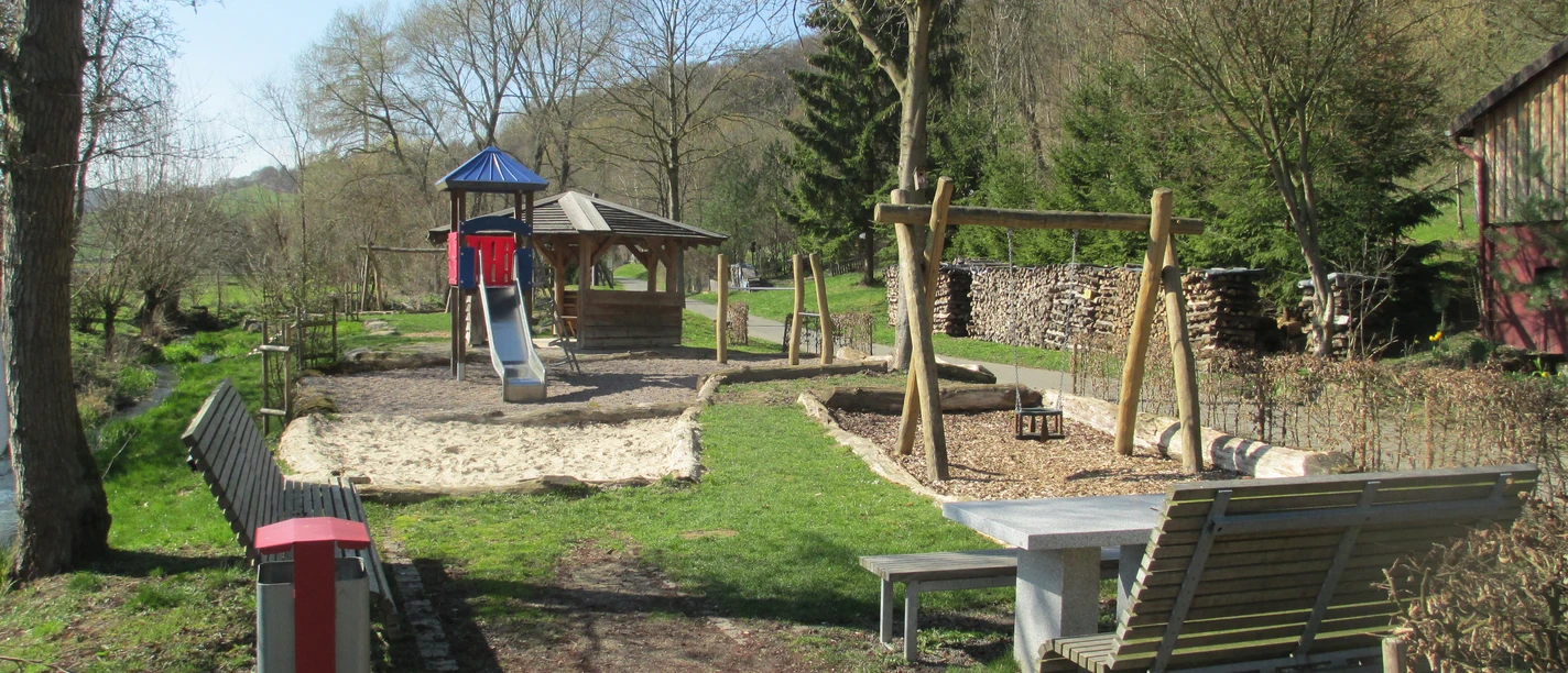 Kükenbrunnen 3.JPG Spielplatz mit Rutschenturm, Schaukel weiteren Spiel- und Sitzmöglichkeiten