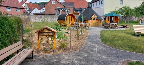 dorfmitte_ovenhausen Rastplatz mit Holzhütten und Sitzmöglichkeiten