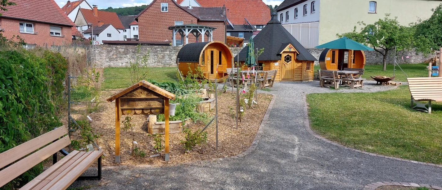 dorfmitte_ovenhausen Rastplatz mit Holzhütten und Sitzmöglichkeiten