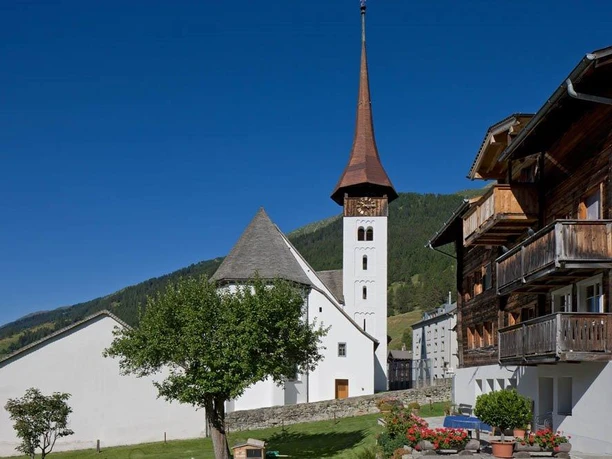 Münster: Pfarrkirche im Dorfzentrum