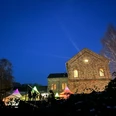 Piesberger Weihnachtzauber Abendstimmung.jpg Ein historisches Backsteingebäude beleuchtet den Nachthimmel; bunte Lichter im Vordergrund.A historic brick building illuminates the night sky; colorful lights in the foreground.En historisk murstensbygning lyser op på nattehimlen; farverige lys i forgrunden.Een historisch bakstenen gebouw verlicht de nachtelijke hemel; kleurrijke lichten op de voorgrond.