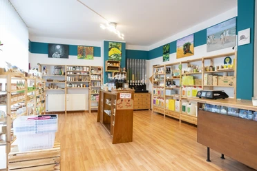 Alma Verde Drogerie Innenansicht – Shopping in Leipzig Alma Verde ist eine kleine und liebevoll eingerichtete, nachhaltige Drogerie im Leipziger Norden