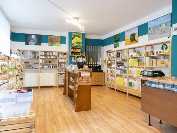 Alma Verde Drogerie Innenansicht – Shopping in Leipzig Alma Verde ist eine kleine und liebevoll eingerichtete, nachhaltige Drogerie im Leipziger Norden