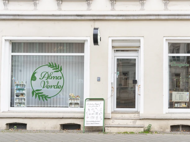 The green logo on Alma Verde's shop window already reveals that it is a green and sustainable drugstore