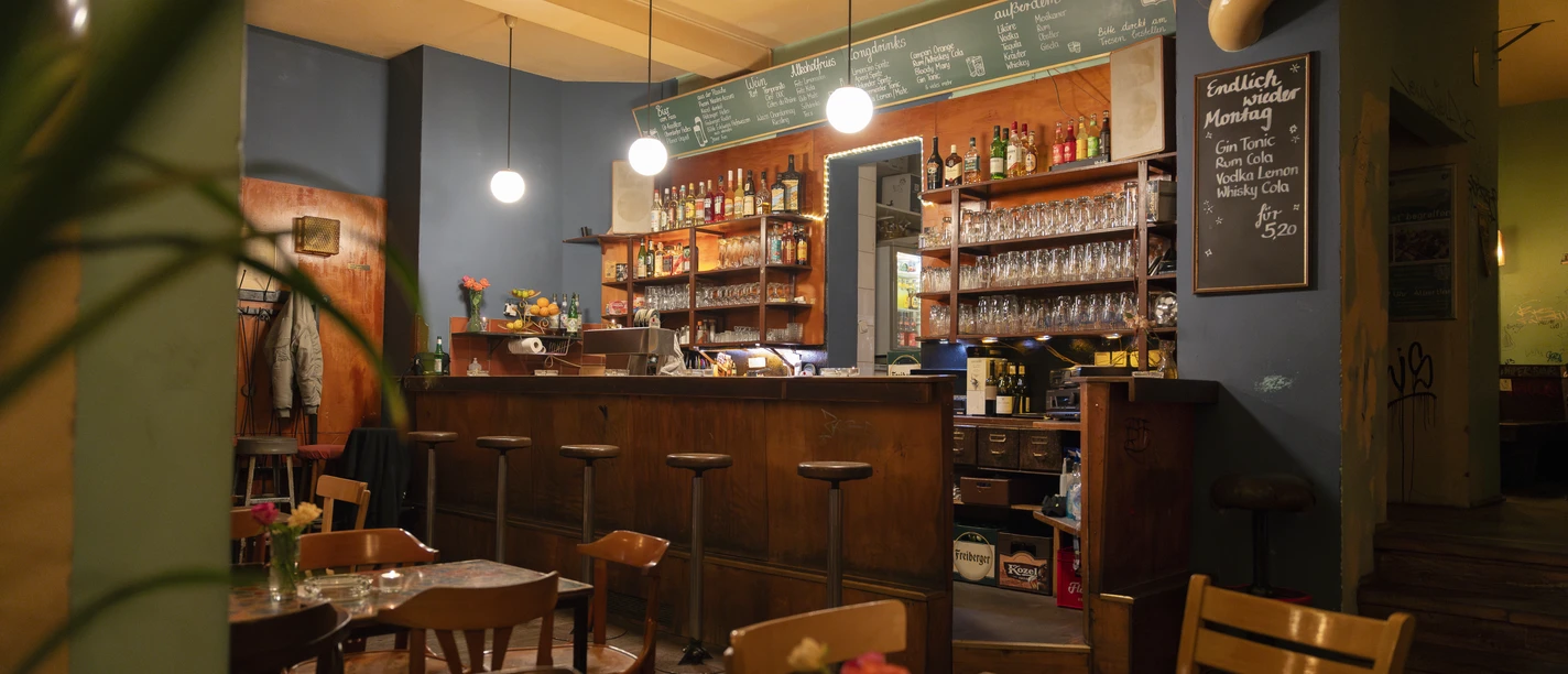 Noch Besser Leben Bar Theke – Bars in Leipzig Der Innenraum und die Theke der Bar bestehen aus aus dunklem Holz