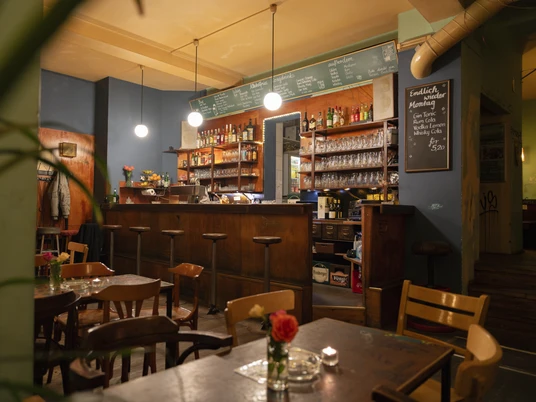 Noch Besser Leben Bar Theke – Bars in Leipzig Der Innenraum und die Theke der Bar bestehen aus aus dunklem Holz The interior and the bar counter are made of dark woodInteriér a barový pult jsou vyrobeny z tmavého dřeva.Wnętrze i lada barowa wykonane są z ciemnego drewnaHet interieur en de bar zijn gemaakt van donker houtL'interno e il bancone del bar sono in legno scuro.