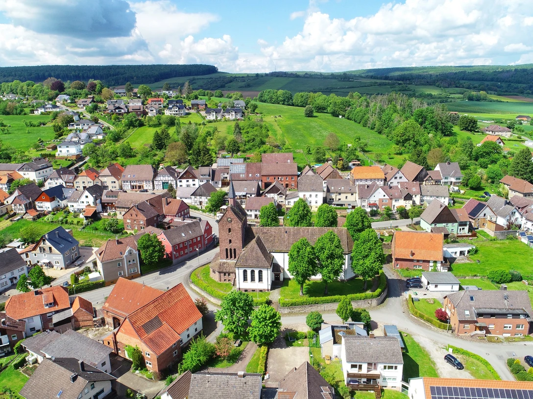 Albaxen Ortskern_c_sebastian_rode.jpeg Luftbild vom Dorfkern mit Kirche in der Mitte