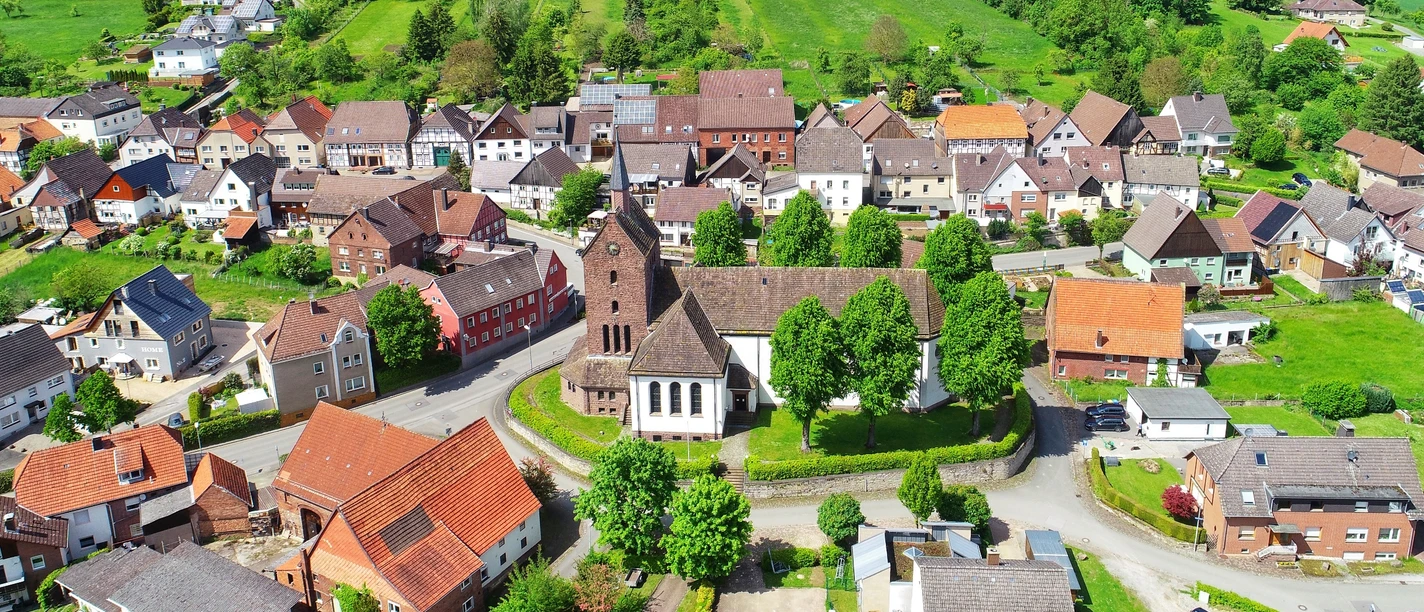 Albaxen Ortskern_c_sebastian_rode.jpeg Luftbild vom Dorfkern mit Kirche in der Mitte