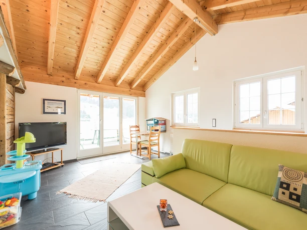 Das gemütliche Wohnzimmer lädt zum Verweilen ein