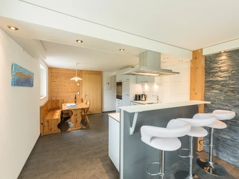 In der Ferienwohnung hat es eine moderne Küche