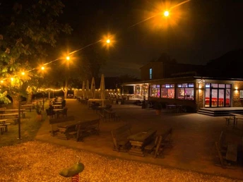 Franky's Außenbereich am Abend