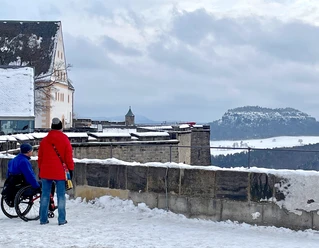Auf dem Kranichplateau der Festung Königstein am Beginn des Rundwegs entlang der Mauerkrone, im Hintergrund der Pfaffenstein