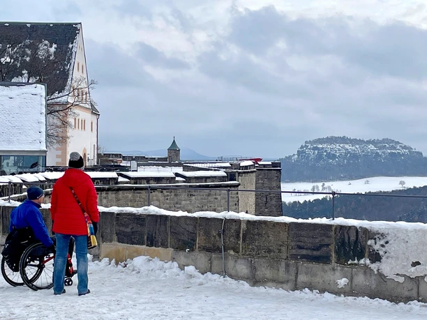 Auf dem Kranichplateau der Festung Königstein am Beginn des Rundwegs entlang der Mauerkrone, im Hintergrund der Pfaffenstein