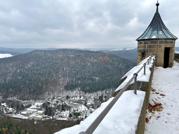 Wachturm nahe der Südostecke der Festungsmauer auf dem Königstein mit Blick nach Hütten, einem Ortsteil der Stadt Königstein