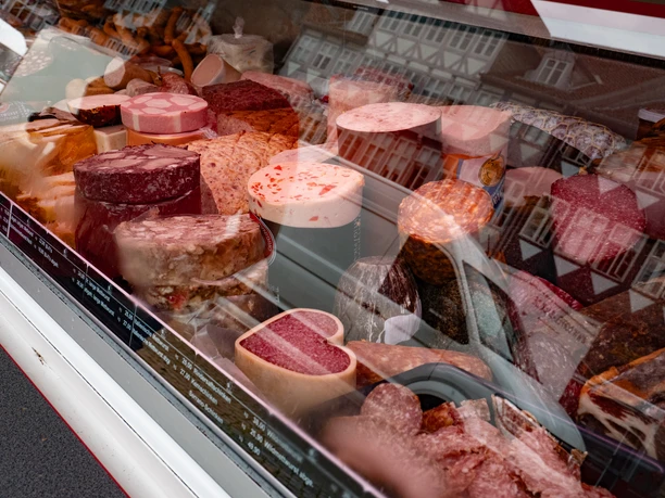 Landschlachterei Bremer Verkaufsauslage mit verschiedenen Wurstprodukten